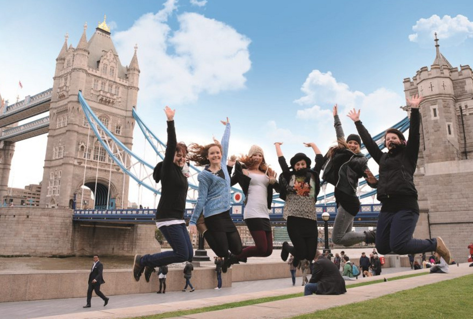 Klasse vor der Tower Bridge London