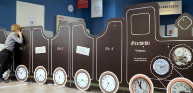 Kind vor einem Ausstellungsstück in Form eines Zuges