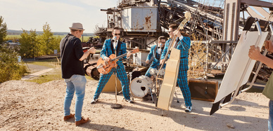 Die Band "The Firebirds" am Tagebaubagger im Leipziger Neuseenland