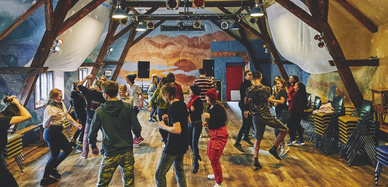Gruppe beim Workshop-Warmup