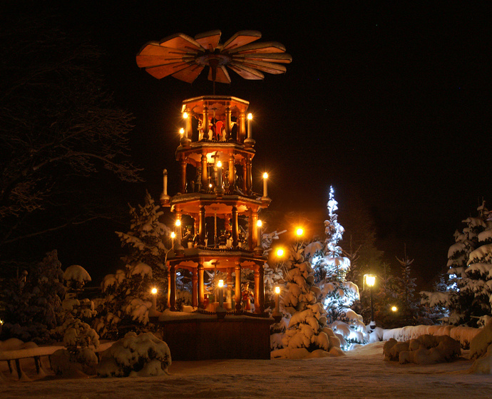 Große Außenpyramide im Winter in der Ratags Erlebniswelt.