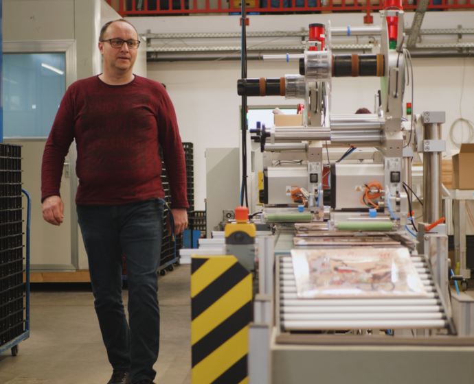 Herr Haupt bei einem Kontrollgang in seiner Fabrik