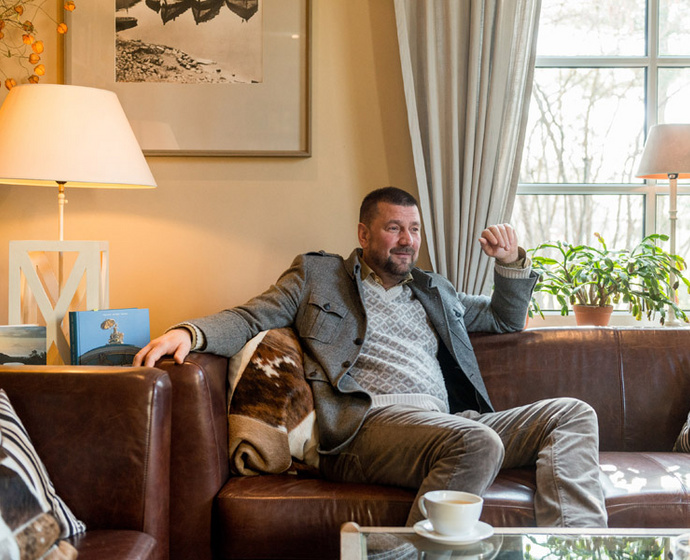 Hitzer auf der Couch mit einem Kaffee
