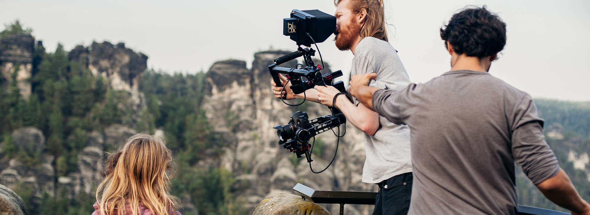 Filmteam im Gebirge