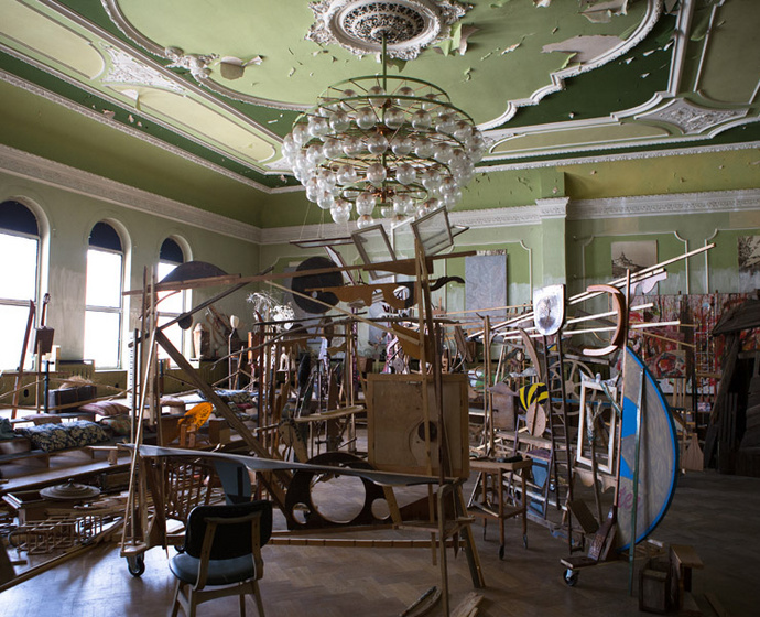 Ausstellung der Exponate im alten Tanzsaal