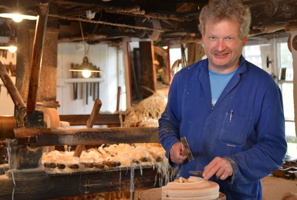 Reifendreher Herr Flath bei der Arbeit