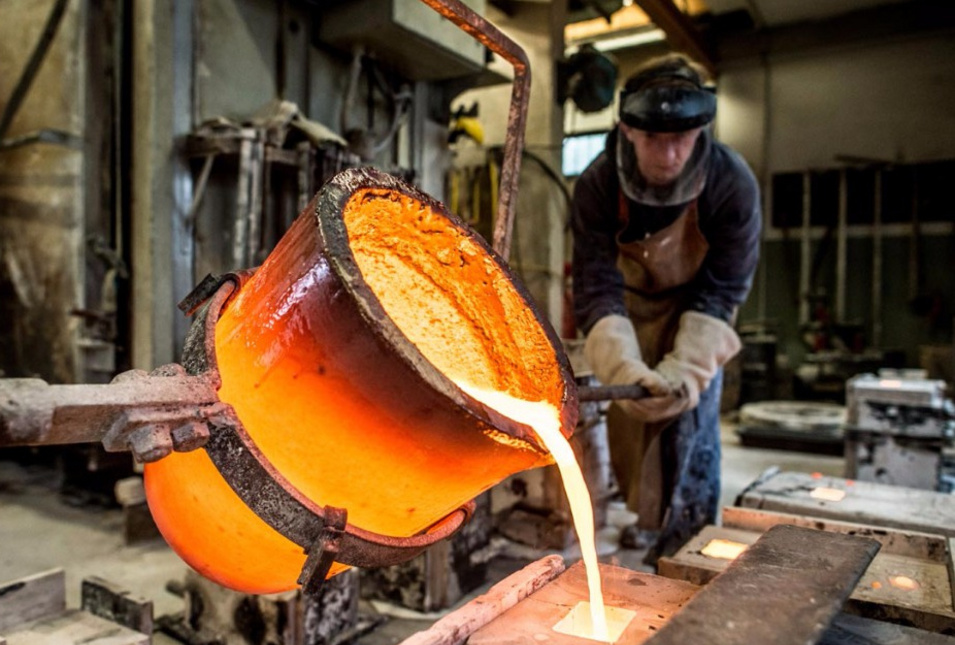 Flüssiges Metall wird in Gussform gefüllt
